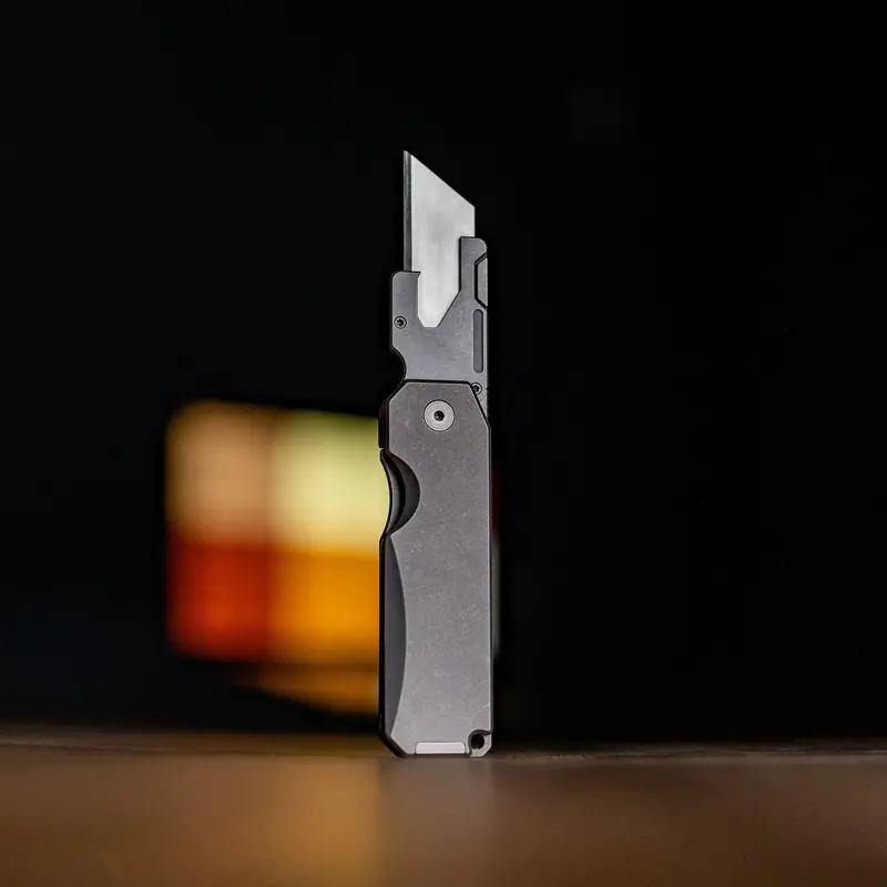 Ti Utility Knife – Titanium-Framed Replaceable-Blade Tool 1