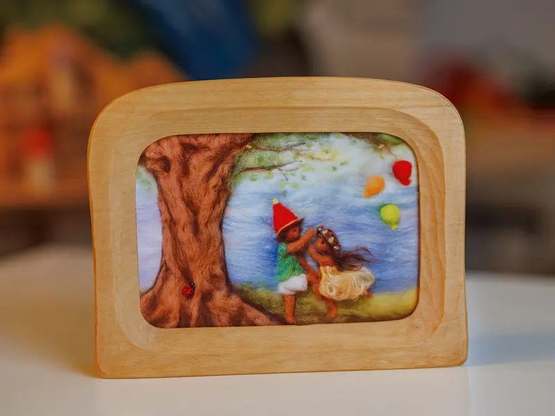 Waldorf-Style Horizontal Standing Picture Frame 1